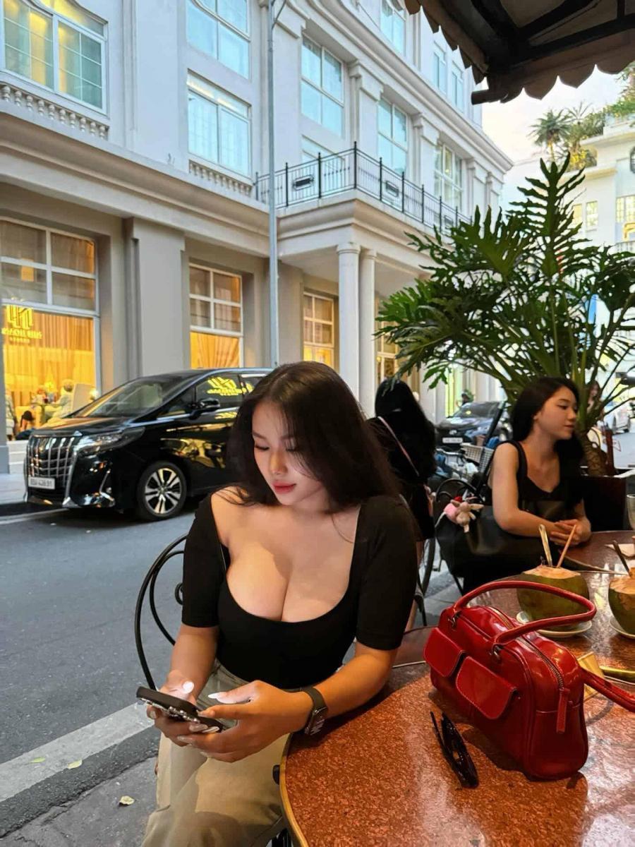 Gái Xinh Mu Cao Trong Bar, Ảnh Gái