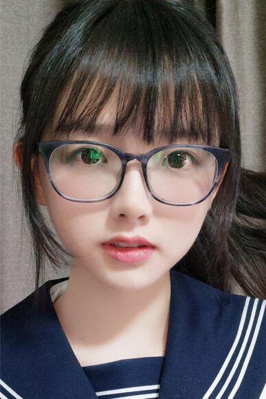 Ảnh gái xinh 2k với con gái tóc ngắn đeo kính