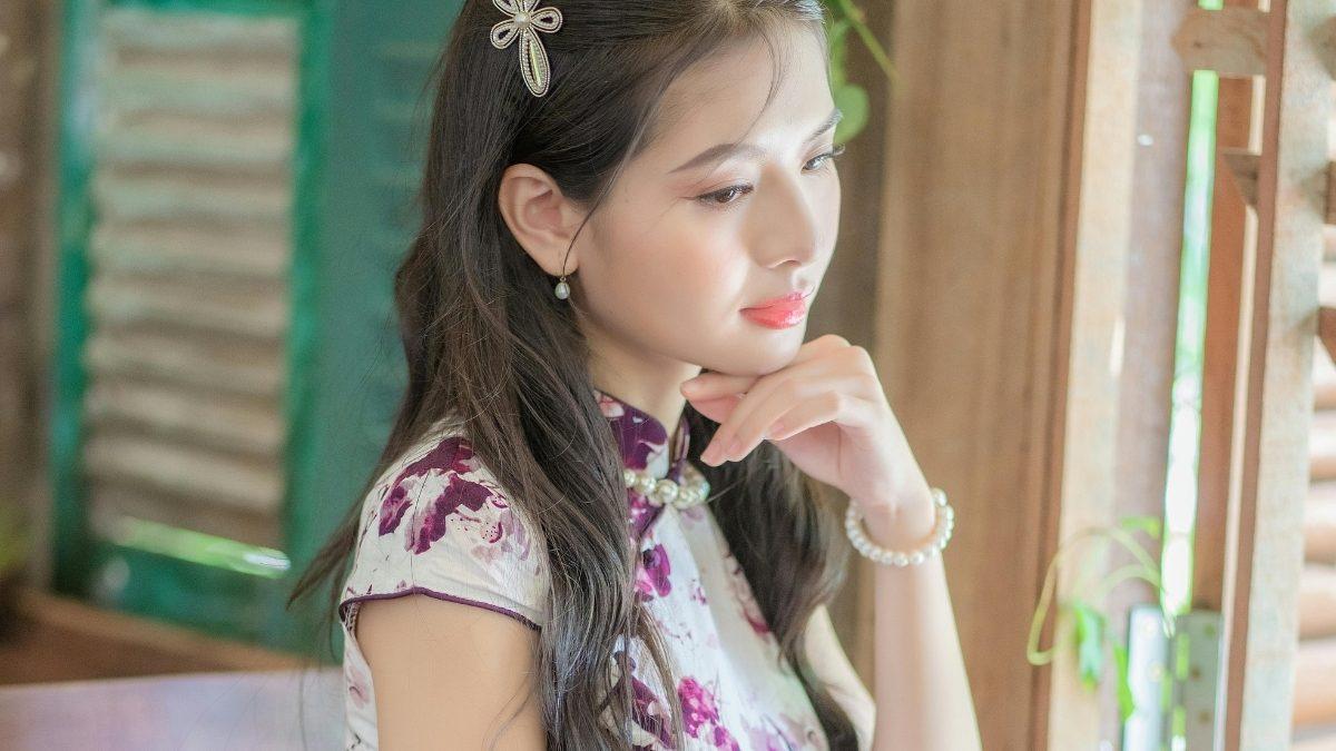 Ảnh cô gái xinh đẹp với tóc dài và nụ cười tỏa sáng