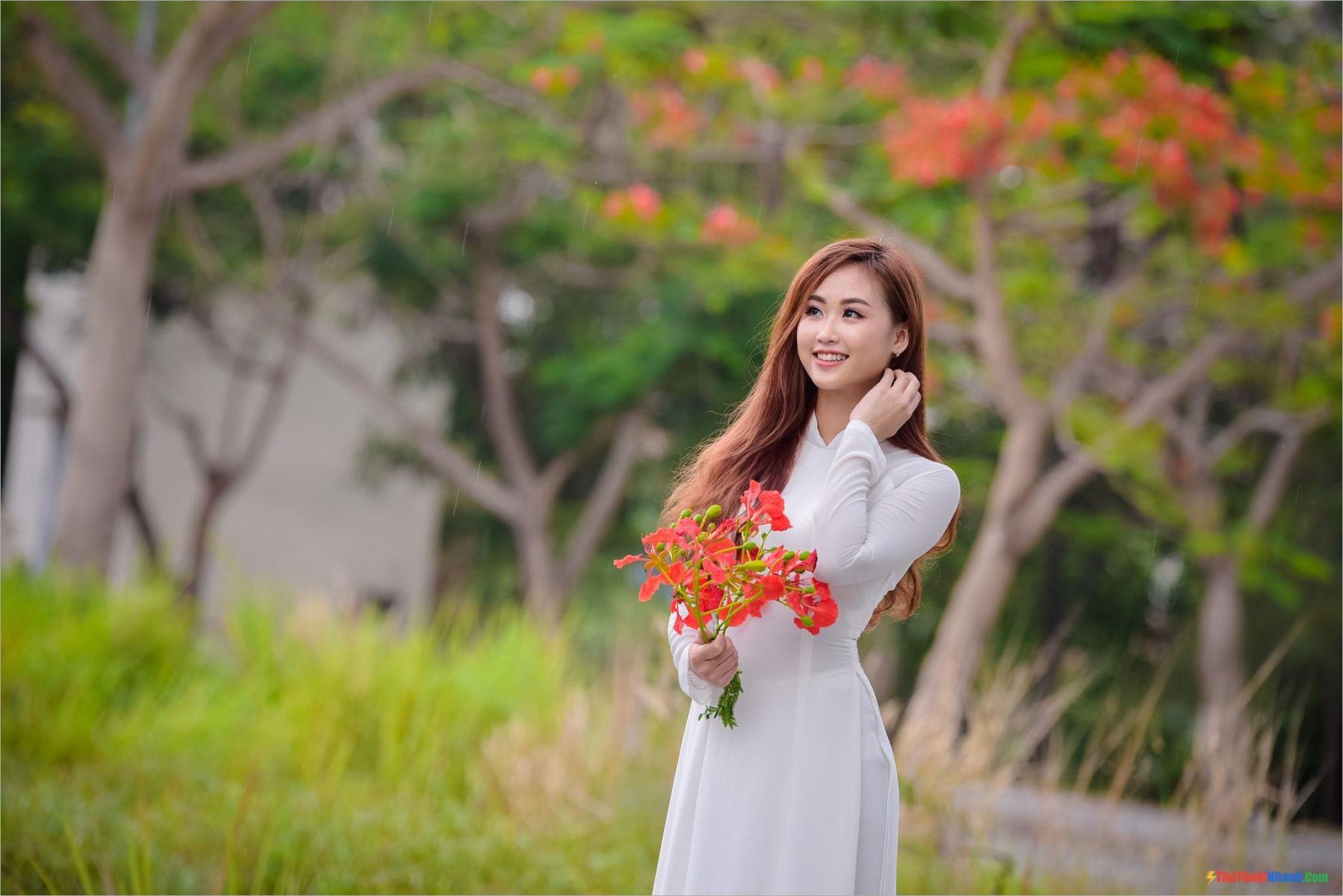 Gái Xinh Cầm Hoa Trong Trang Phục Dàn Gái