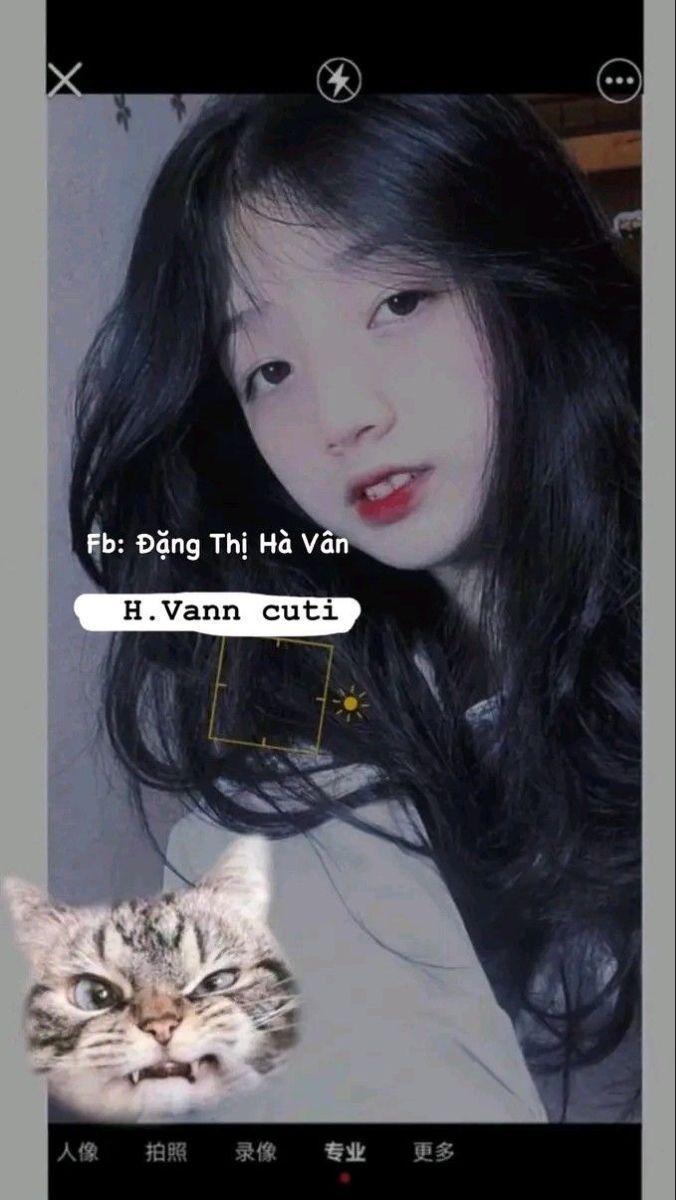 Ảnh gái xinh hở hang với biểu cảm khuôn mặt đẹp