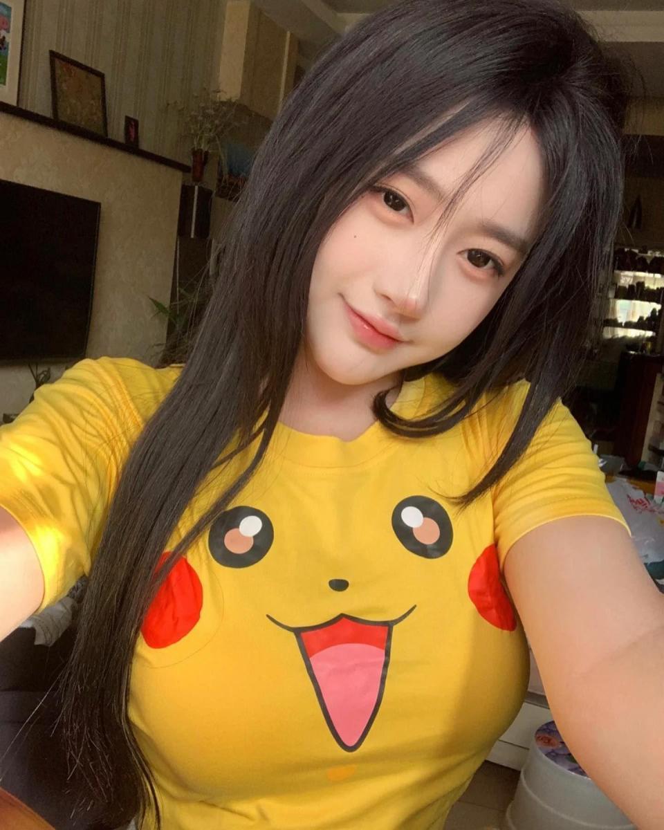 Ảnh gái xinh đeo kính, tóc dài che mặt đẹp