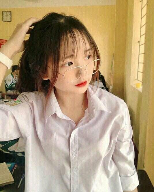 Gái xinh học sinh đeo kính trong áo đồng phục