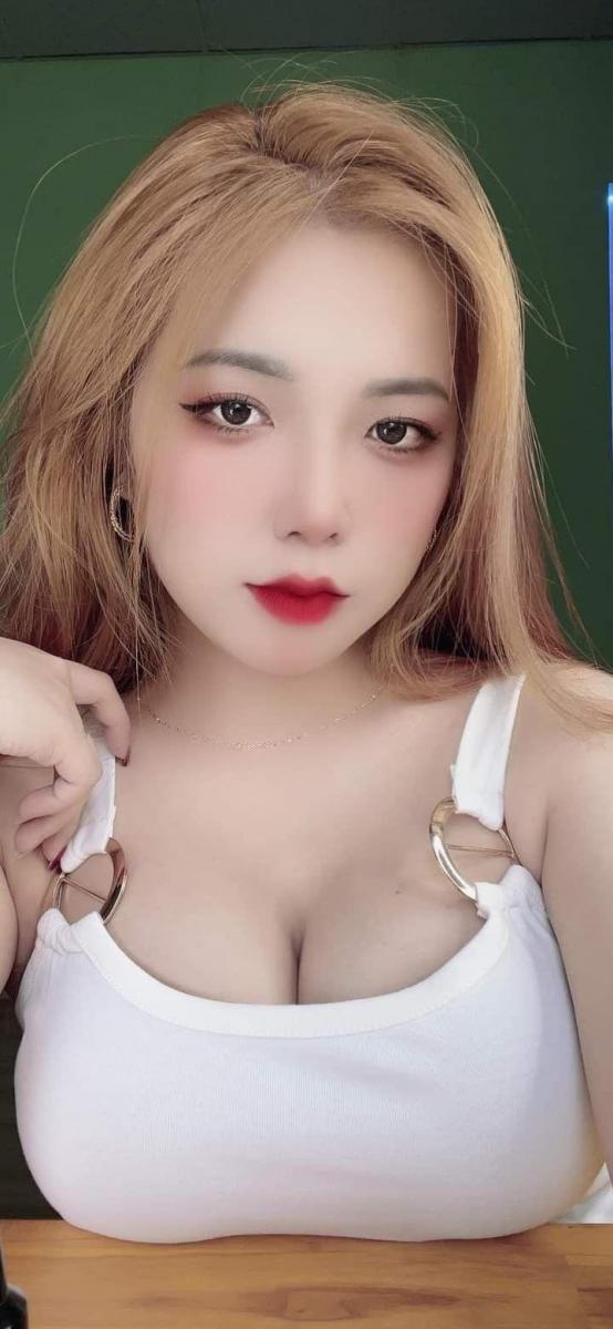 Cô gái xinh đẹp đeo kính, ngực đầy quyến rũ