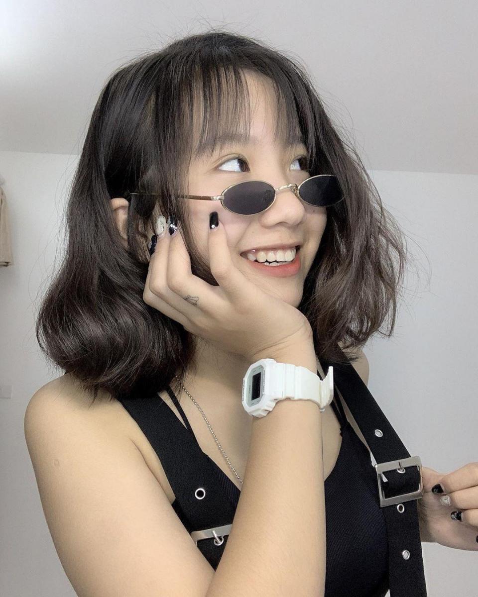 Gái Xinh Với Kính Và Đồng Hồ Tiện Ích