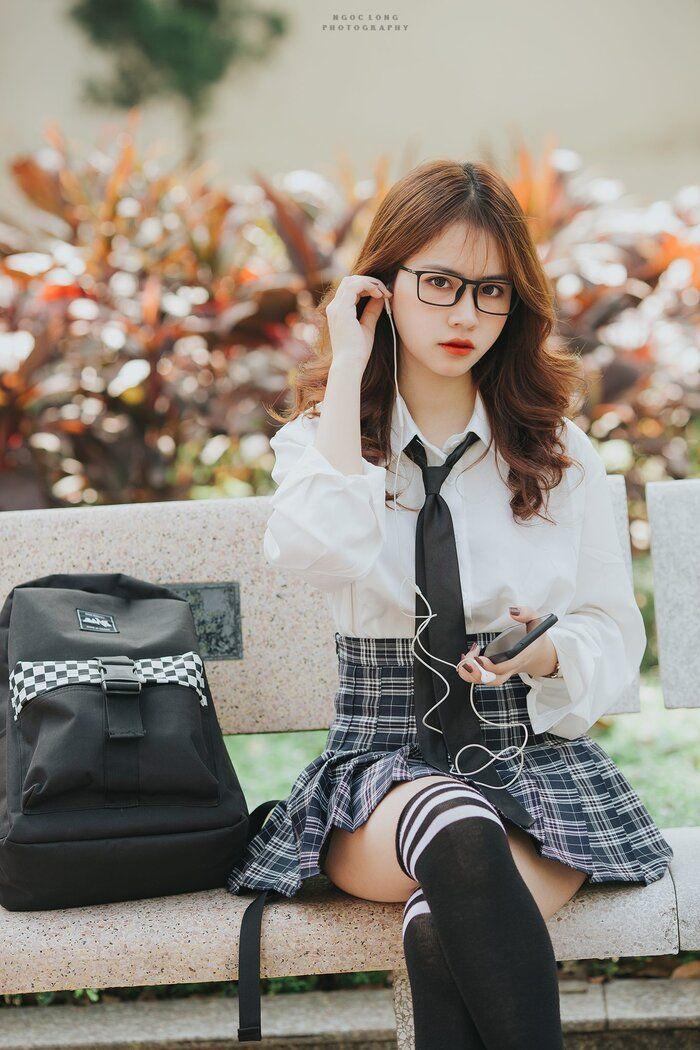 Ảnh gái xinh đeo kính đồng phục học sinh đẹp
