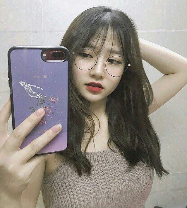 Ảnh gái xinh đeo kính điện thoại di động