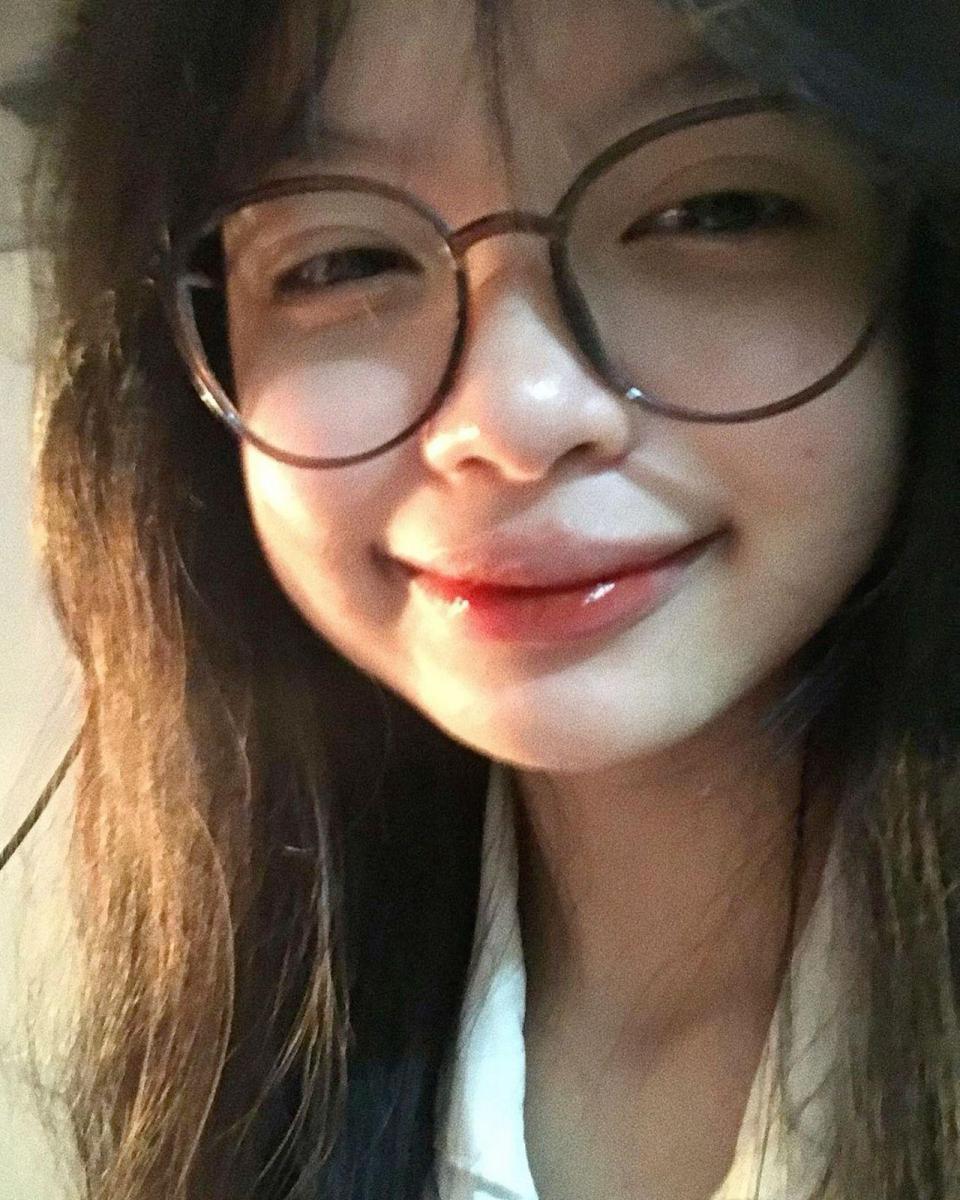 Ảnh gái xinh đeo kính đẹp