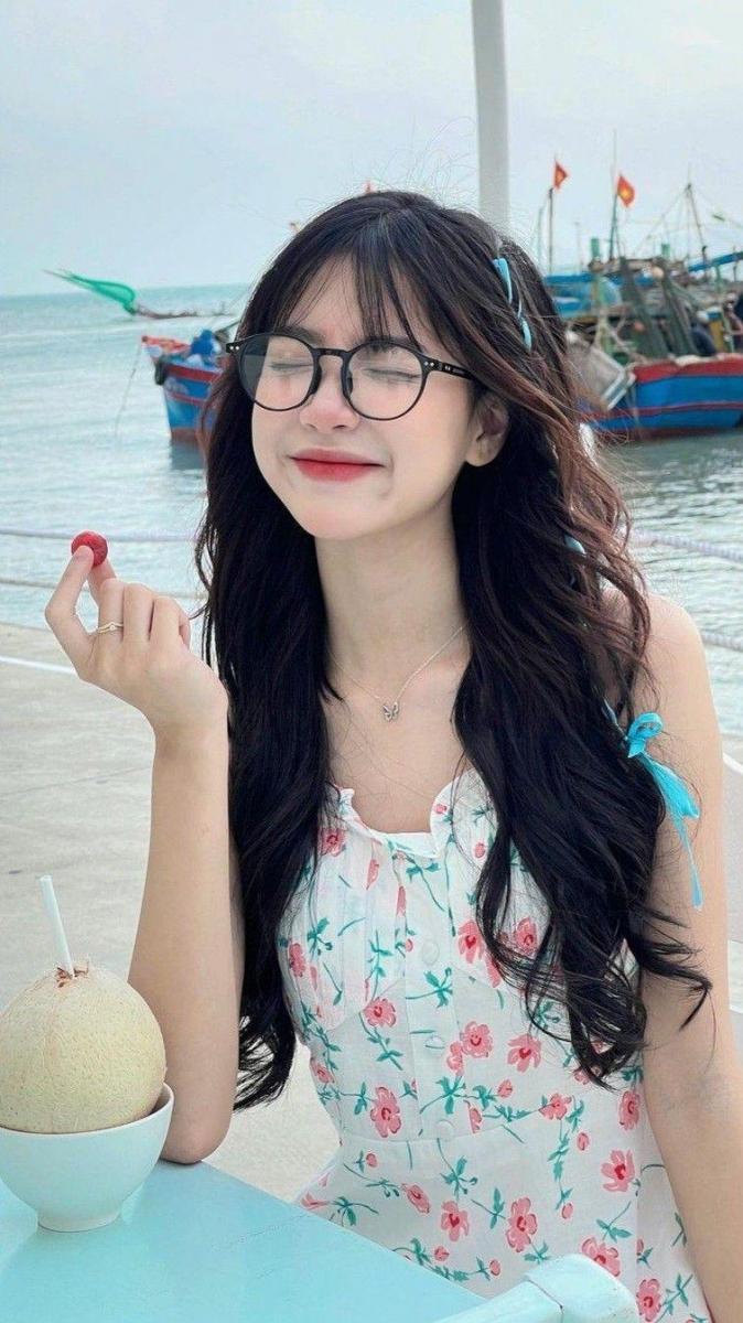 Ảnh gái xinh dáng đẹp đeo kính