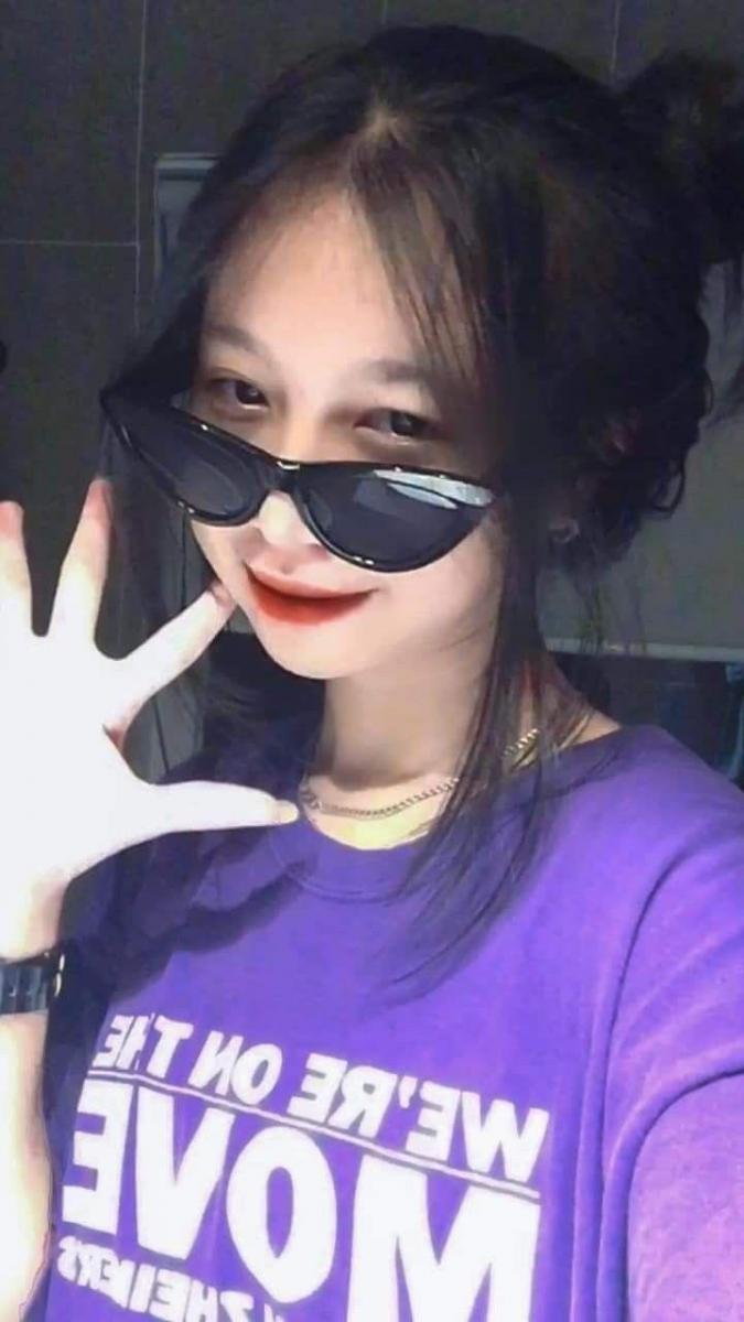 Hình gái xinh đeo mắt kính chăm sóc thị lực