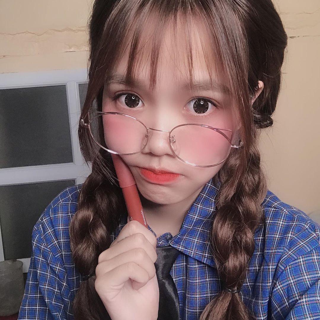 Ảnh dáng gái xinh cute đeo kính hồng cắt Hime