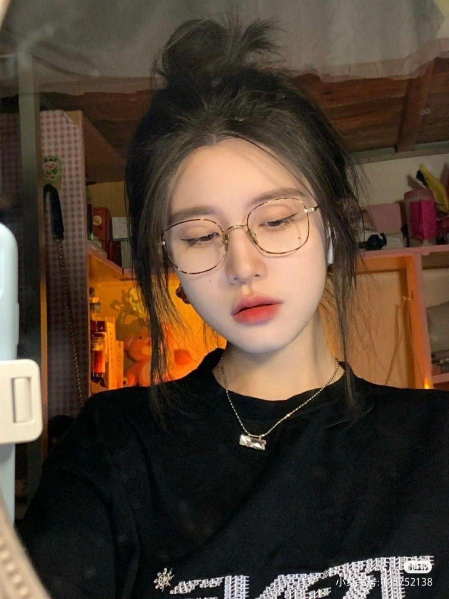 Ảnh gái cute đeo mắt kính đẹp nhất