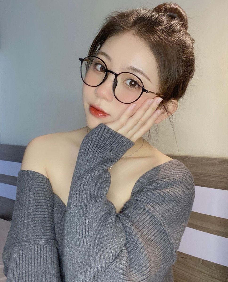 Gái xinh đeo kính sexy trong bikini