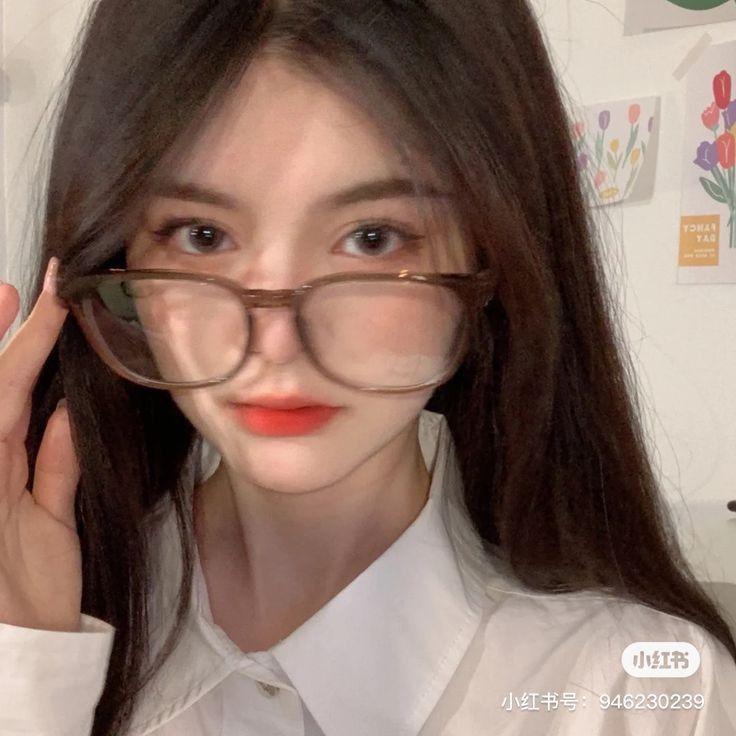 Ảnh gái đeo kính cute và ngầu