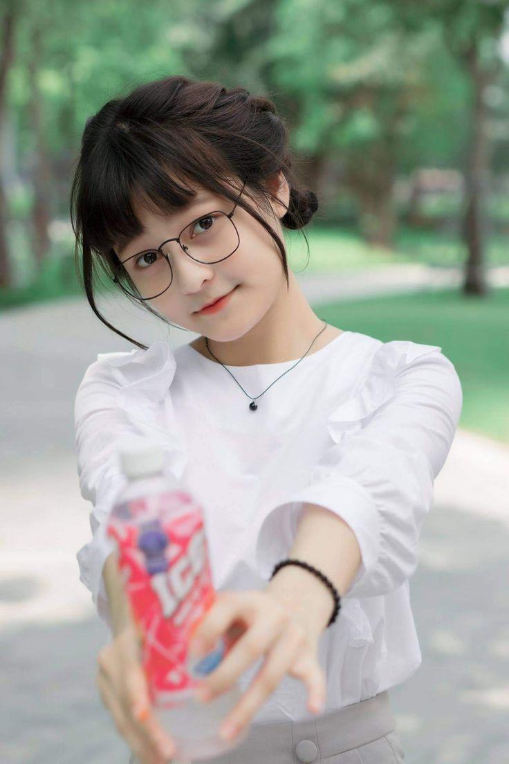 Hình gái xinh đẹp đeo kính - Hình nền gái xinh