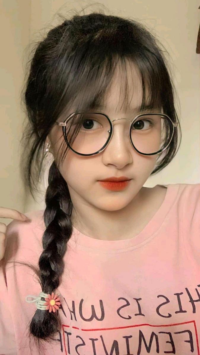 Gái xinh 18 đeo kính chăm sóc thị lực