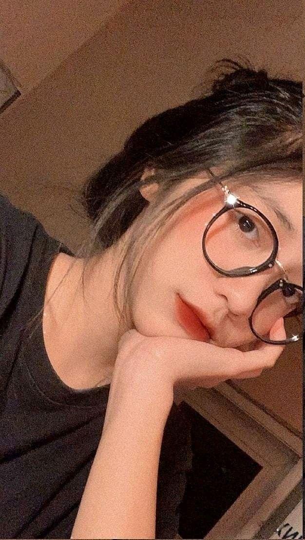 Gái Xinh Đeo Kính, Gái Xinh Karaoke Và Gái Xinh Khóc
