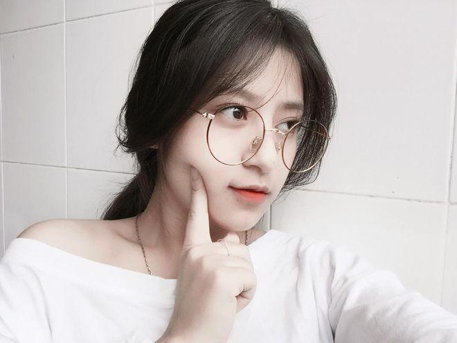 Mặt gái xinh đeo kính đẹp lung linh