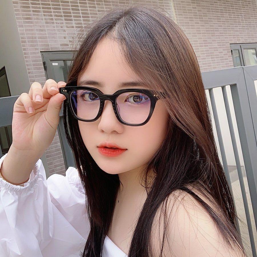 Gái xinh nhảy trong bộ kính thời trang