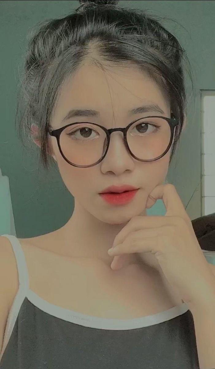 Ảnh nền đẹp gái xinh đeo kính mắt lông mày mới