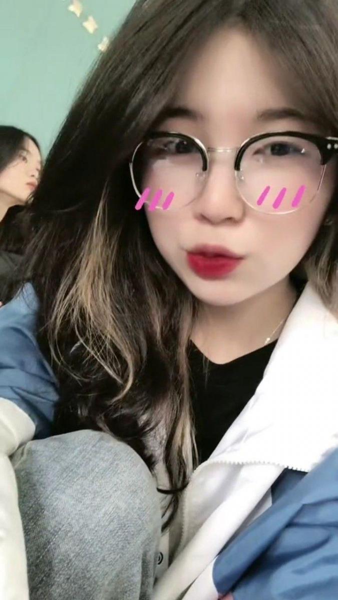 Ảnh gái xinh nhỏ tuổi đeo kính, sexy trong bikini