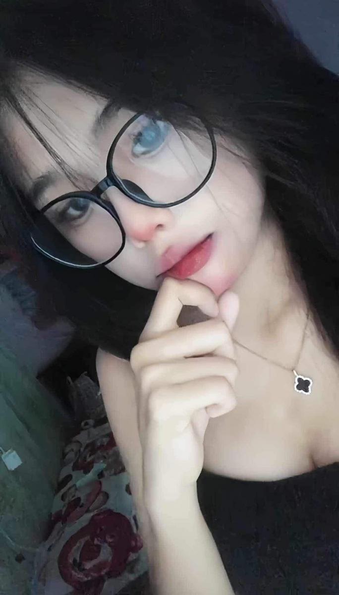 Ảnh gái đeo kính cute và ngầu đẹp nhất