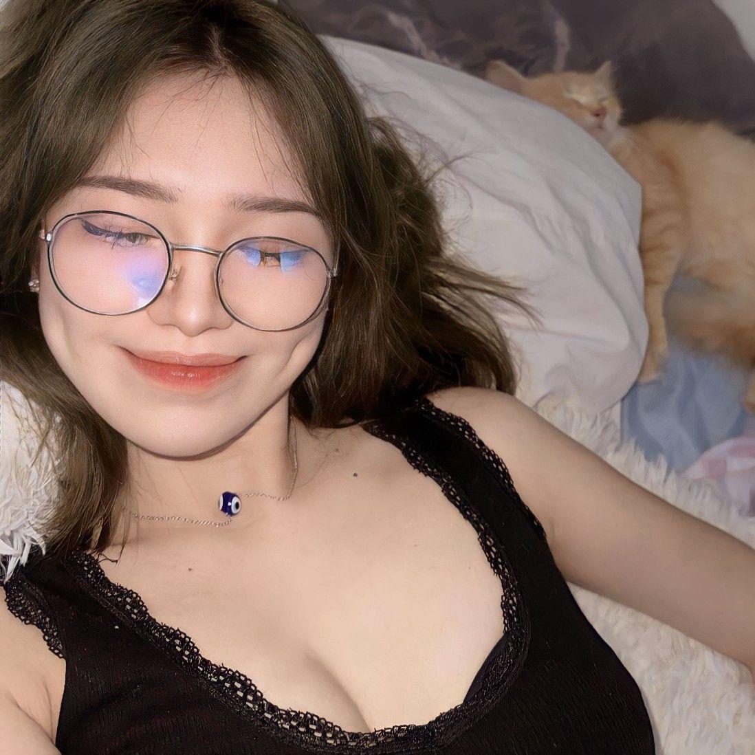 Hình gái xinh che mặt với kính mắt long mày mới