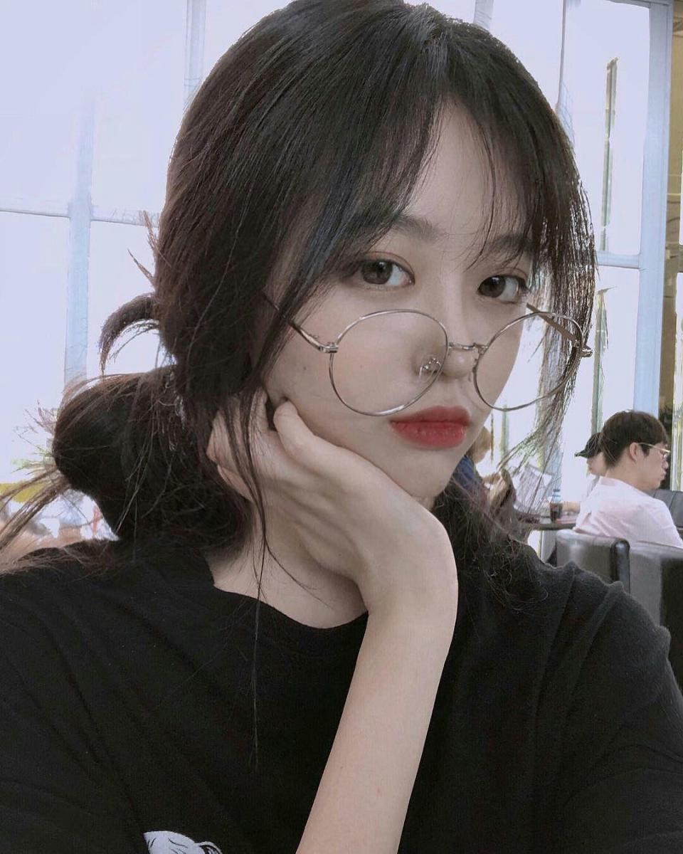 Ảnh gái xinh đeo mắt kính cute và ngầu