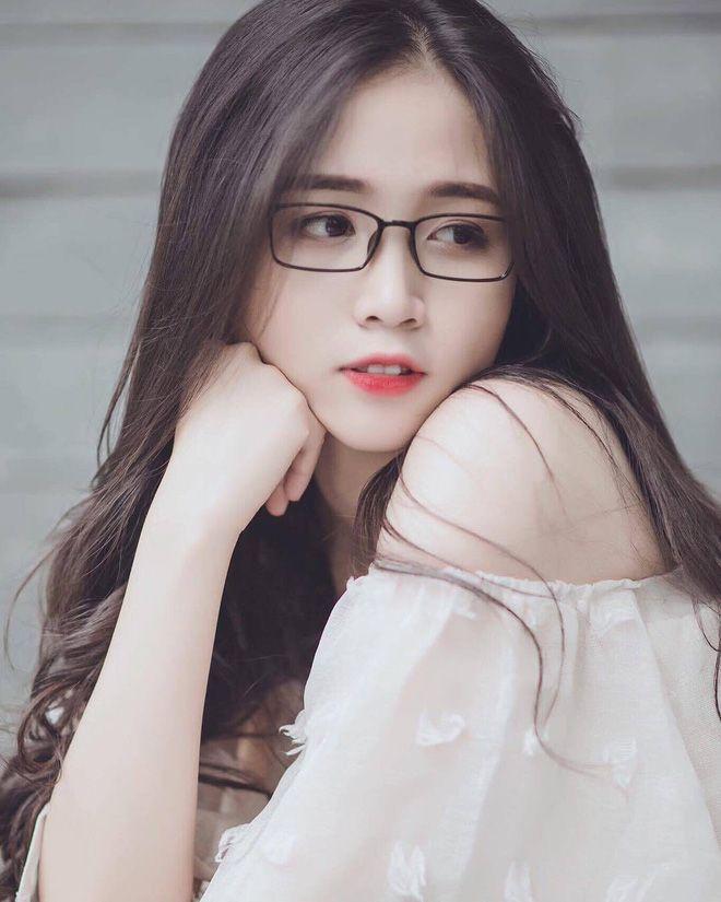 Ảnh gái xinh đeo kính cute không mặc áo