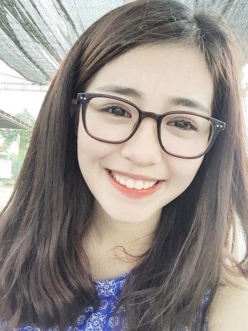 Gái xinh hot com đeo kính, cười tươi như hot girl Việt