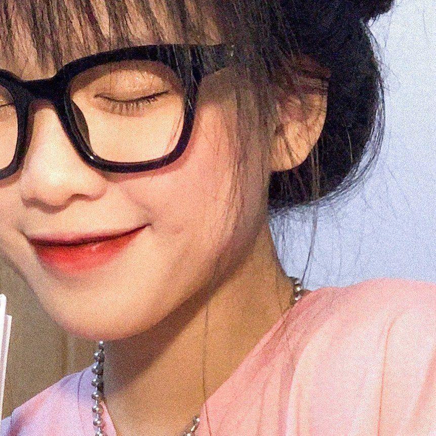 Hình gái xinh đeo mắt kính tóc dài che mặt