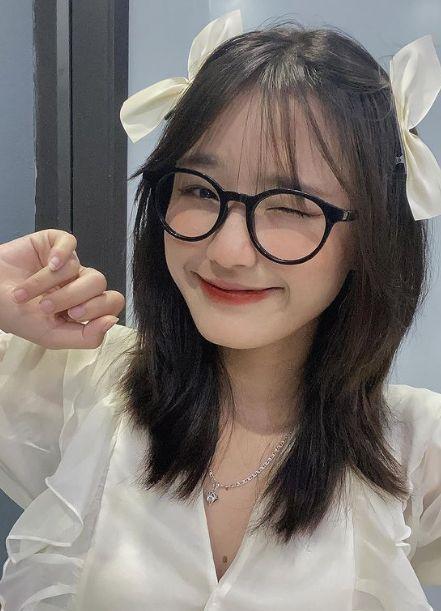 Anh Gái Xinh Đeo Kính Mắt Tóc Cam