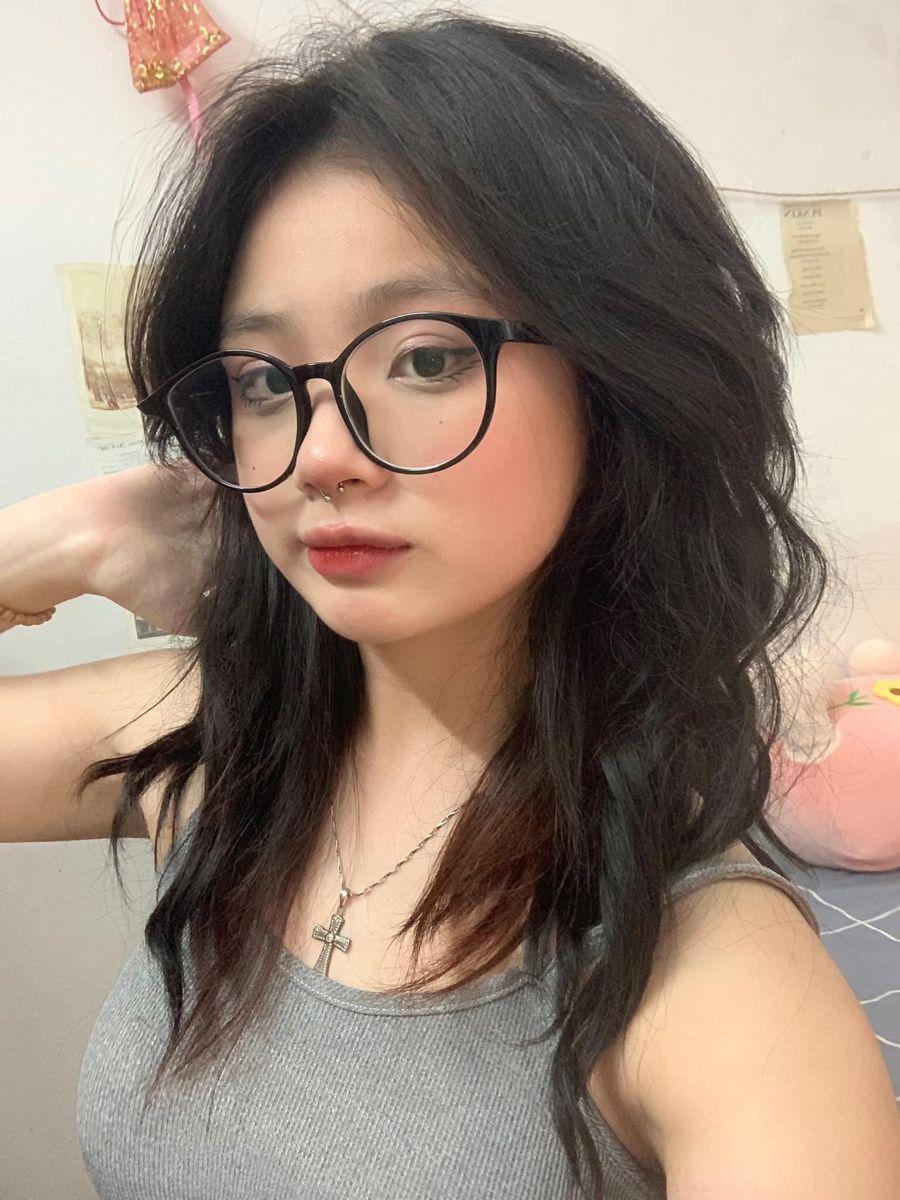 Gái xinh 6789 đeo kính, tóc cam đẹp