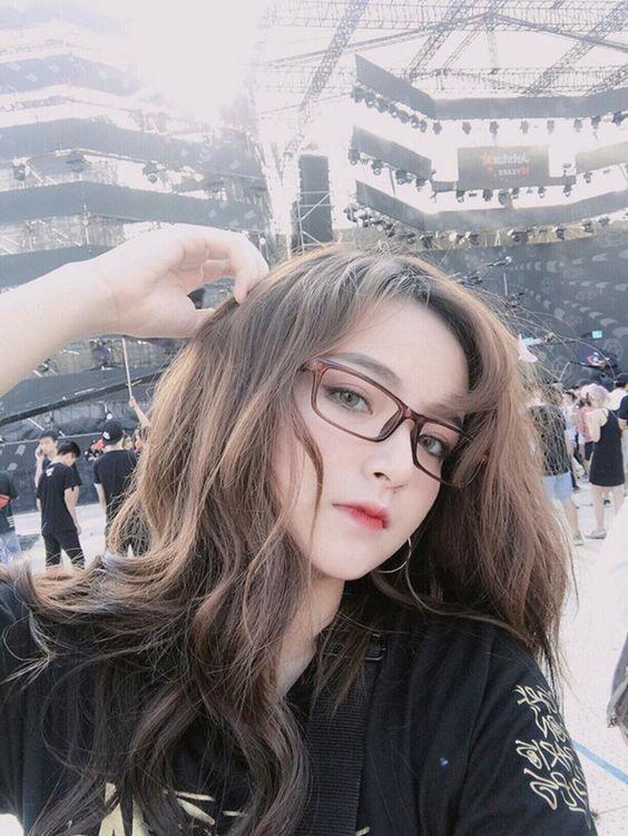Hình gái xinh đeo mắt kính tóc ngắn đẹp