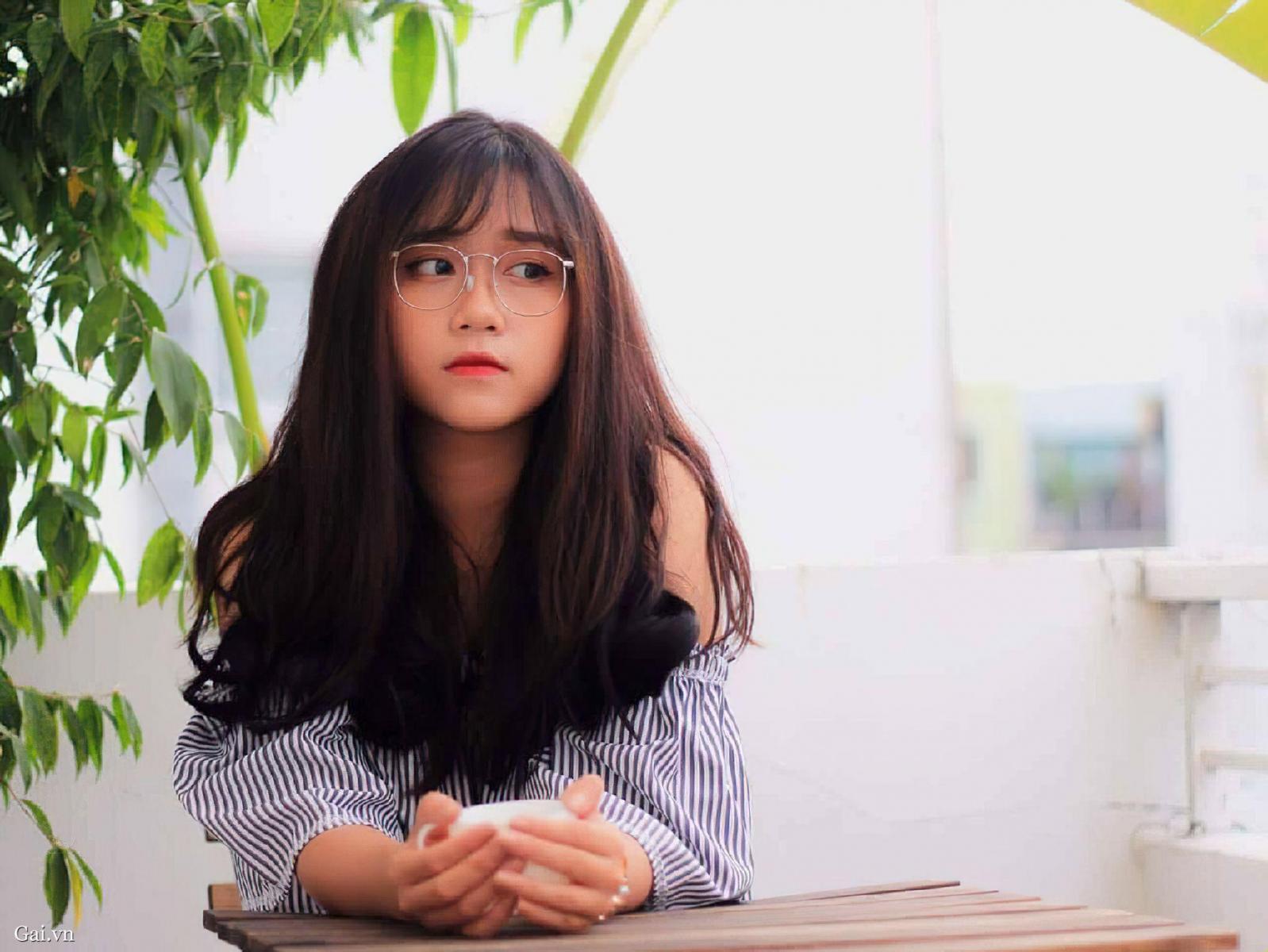 Gái xinh đeo mắt kính tóc dài và tóc ngắn