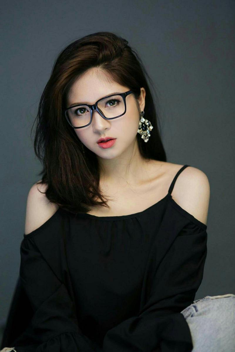 Gái xinh che mặt tóc ngắn đeo kính