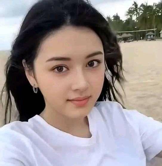 Gái xinh cởi trần đi chơi mùa hè
