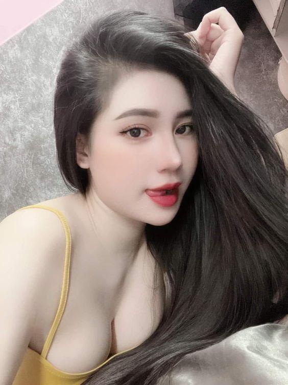 Ảnh gái cute đeo kính và sexy bikini