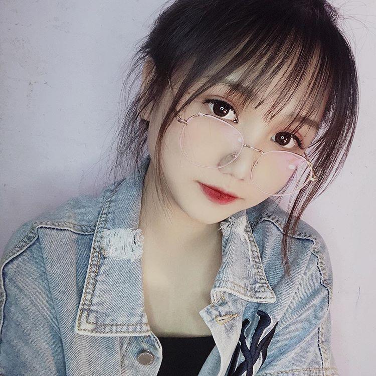 Ảnh gái xinh đeo kính tóc ngắn