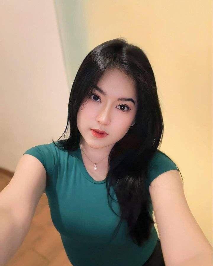 Ảnh gái xinh đeo kính tóc đen