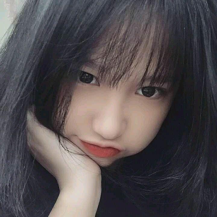 Ảnh gái xinh TikTok đeo kính, tóc đen kiểu tóc lay băng