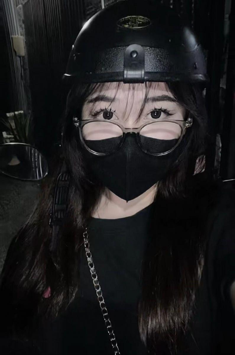 Gái xinh mu cao đeo kính tóc ngắn dễ thương