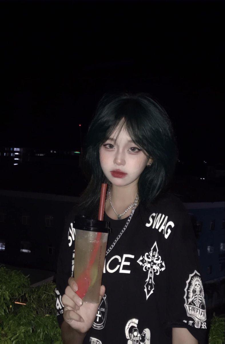 Gái xinh online đeo kính thời trang mới tóc đen