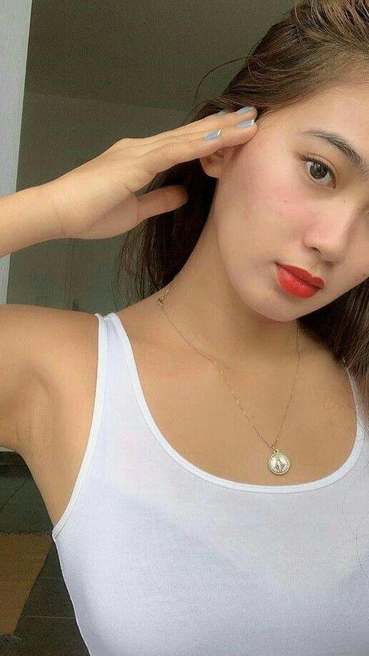 Cô gái cute đeo kính giữa ảnh bướm xinh đẹp