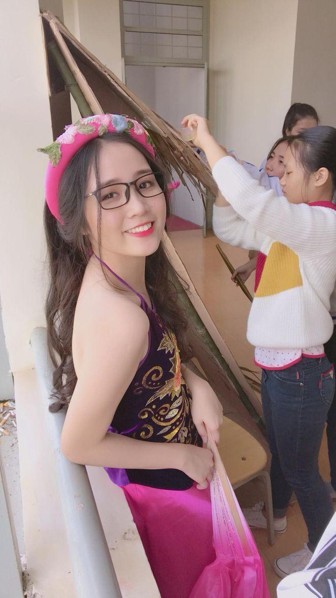 Ảnh nữ xinh đeo kính - Nụ cười hạnh phúc
