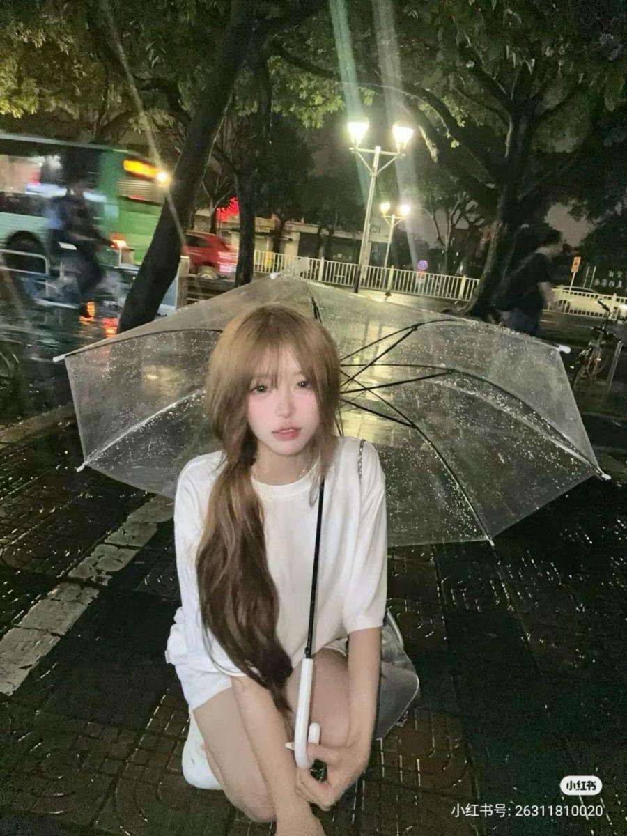 Gái xinh đeo kính, tóc dài đẹp mê mẩn