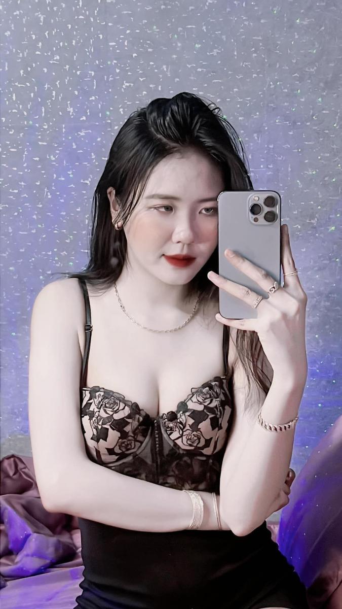 Ảnh đẹp gái xinh đeo kính sắc đẹp đỏ lót tóc đen
