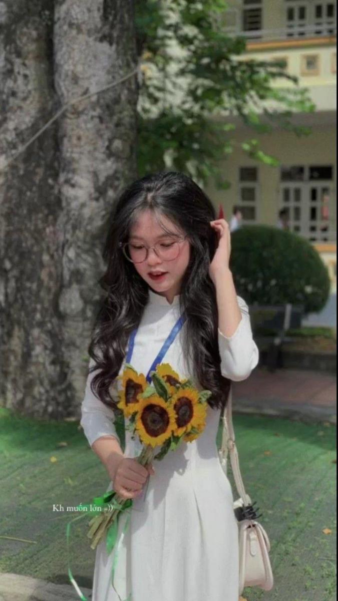 Ảnh nữ xinh đeo kính đẹp, gợi cảm và hạnh phúc