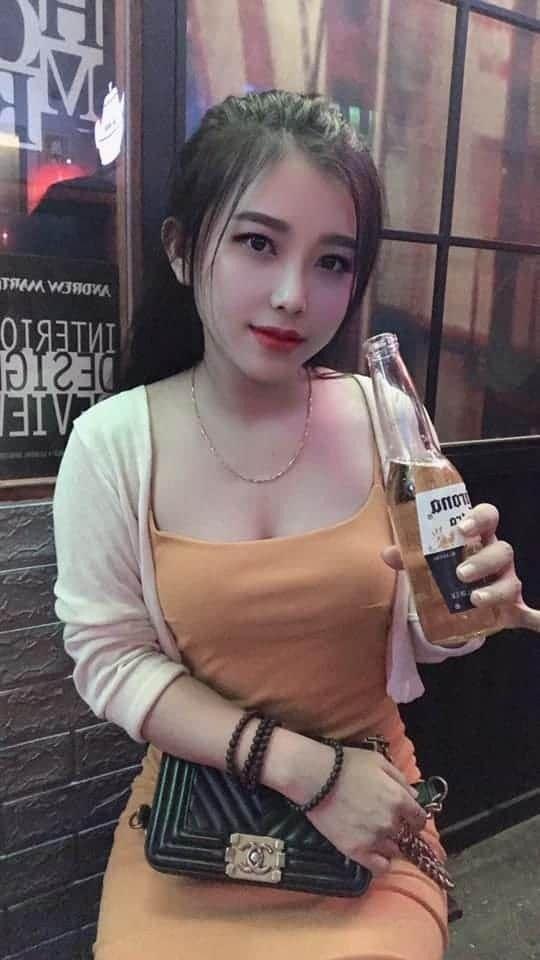 Gái xinh cute tóc dài đeo kính sắc đẹp