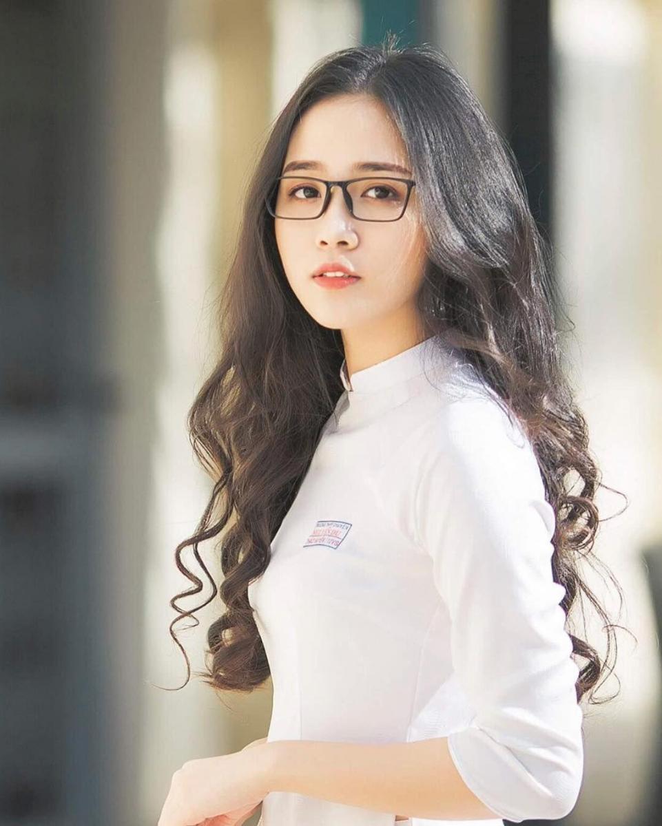 Hình ảnh cô gái xinh đẹp đeo kính tay áo cổ áo sắc đẹp
